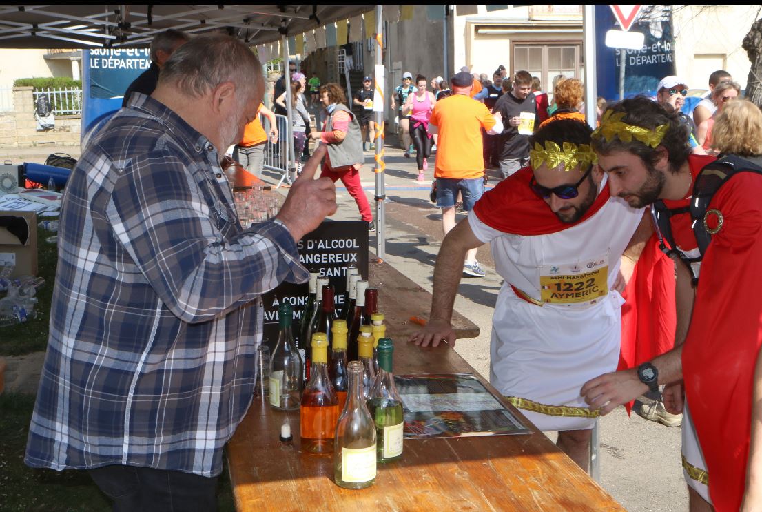 Un Marathon Avec Ravitaillements Festifs Marathon Des Vins De La